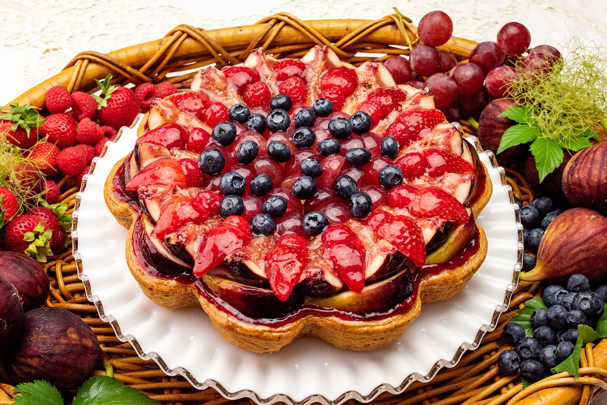 「波型 5種のフルーツとイチジクパウンドのタルト」ピース972円、ホール（25cm）9720円