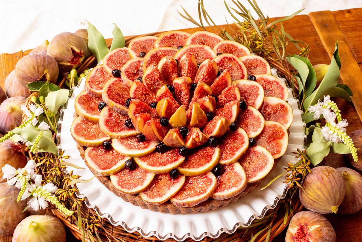 「イチジク（蓬莱柿）とチョコレートクリームのタルト」ピース864円、ホール（25cm）8640円　※グランフロント大阪店での販売なし