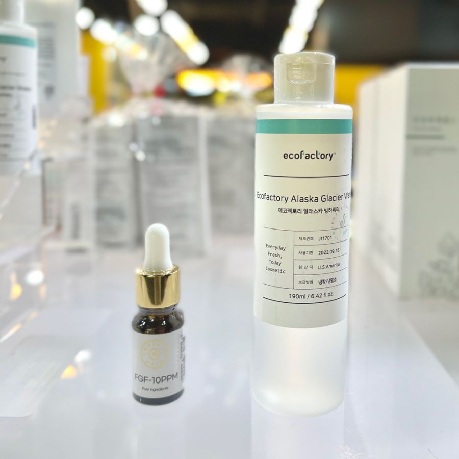 左から「FGF 10PPMエキス」4278円、「アラスカ氷河水ウォーター」2915円