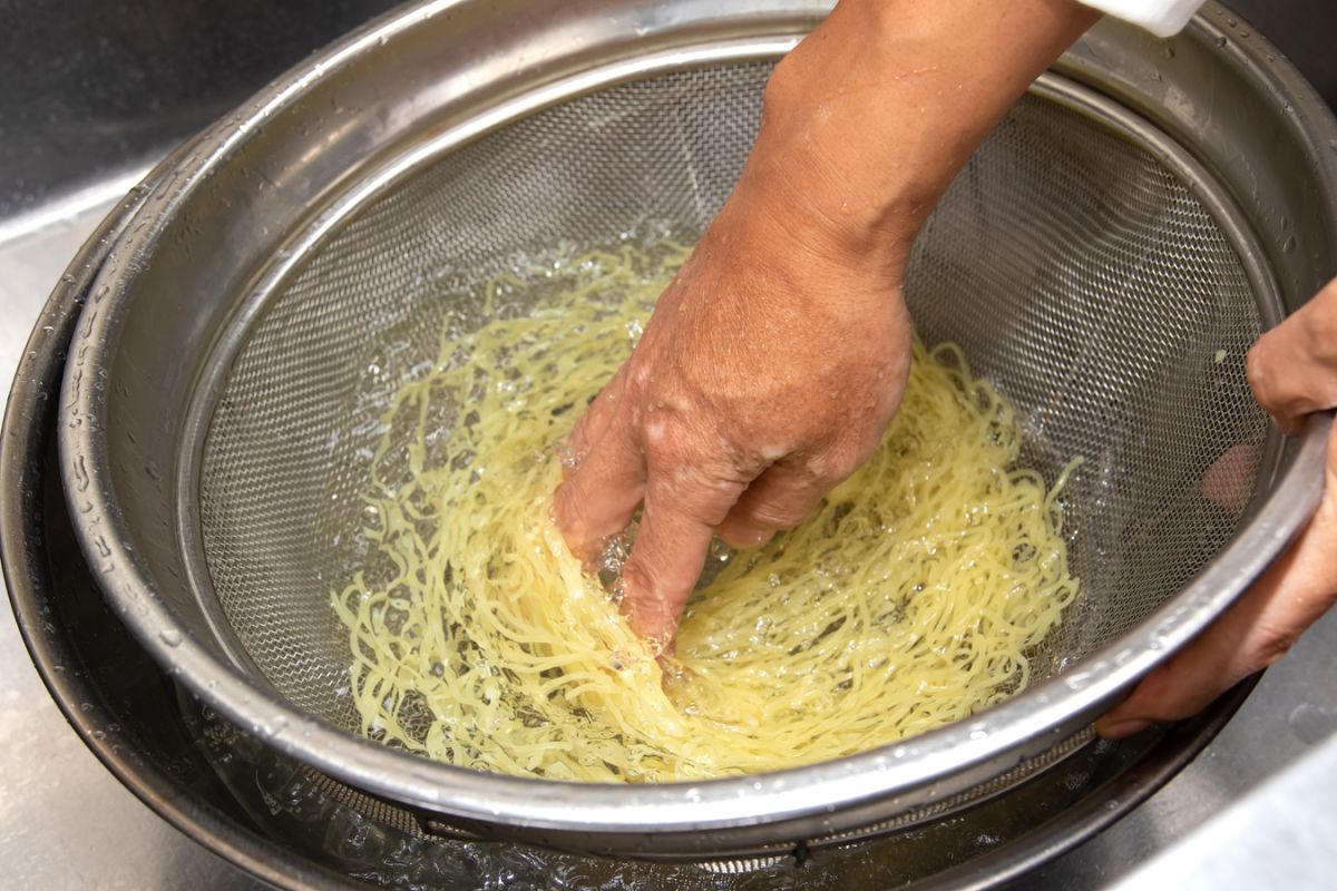 氷水、流水で麺をしっかりと冷やす