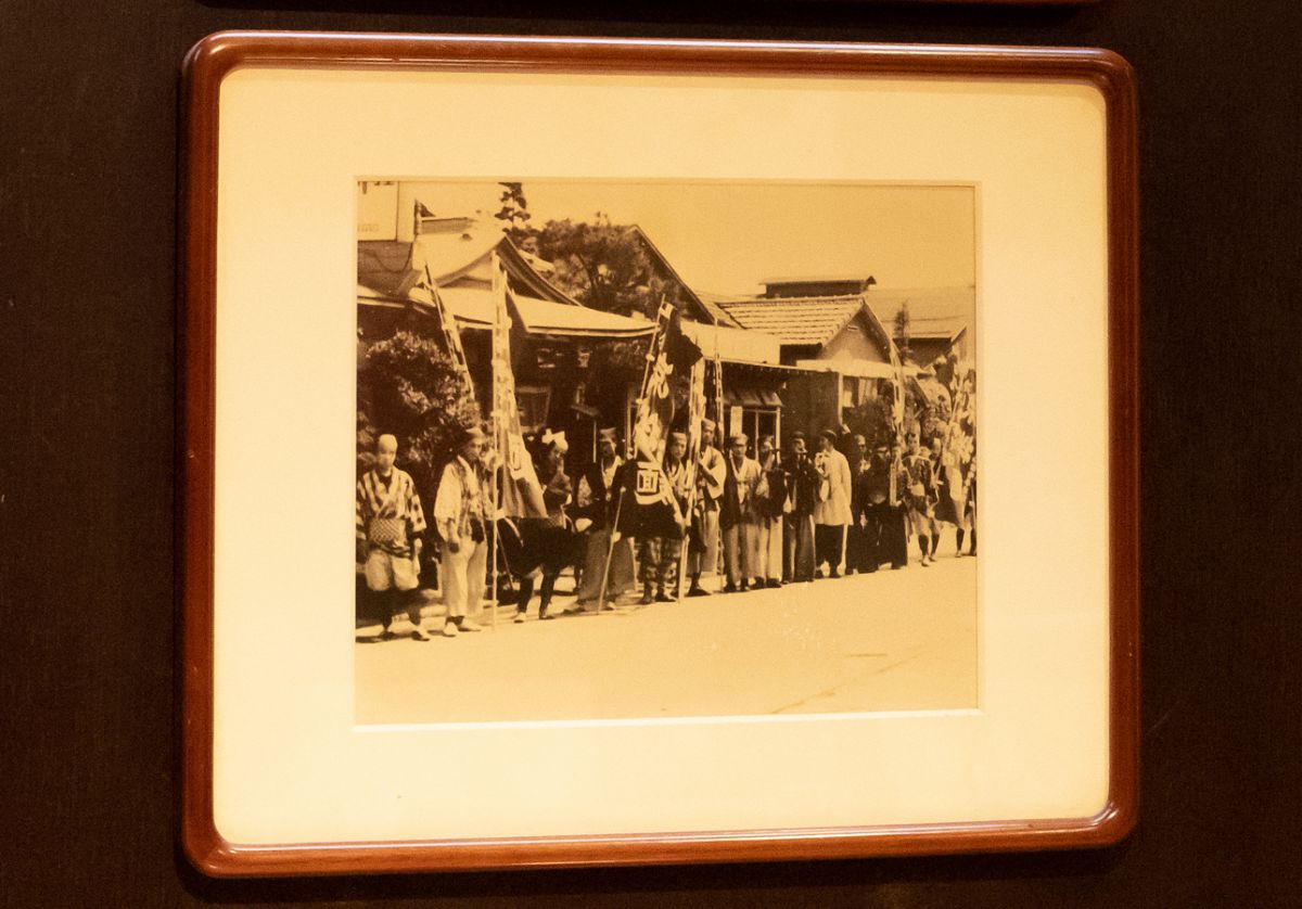 戦後、涼拌麺をPRする様子