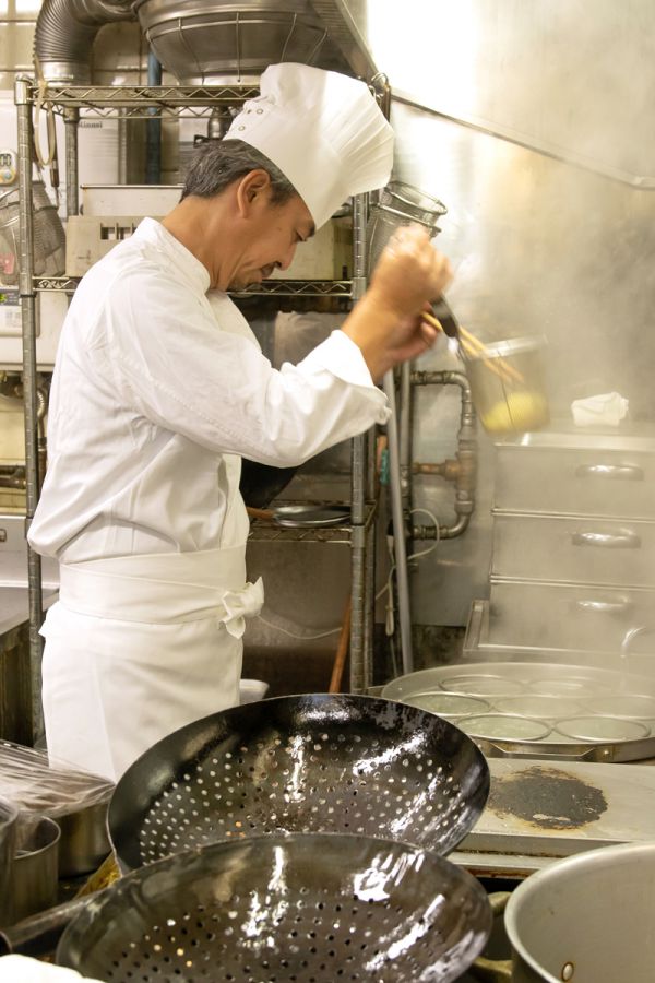 毎日厨房で腕をふるう四代目店主・四倉さん