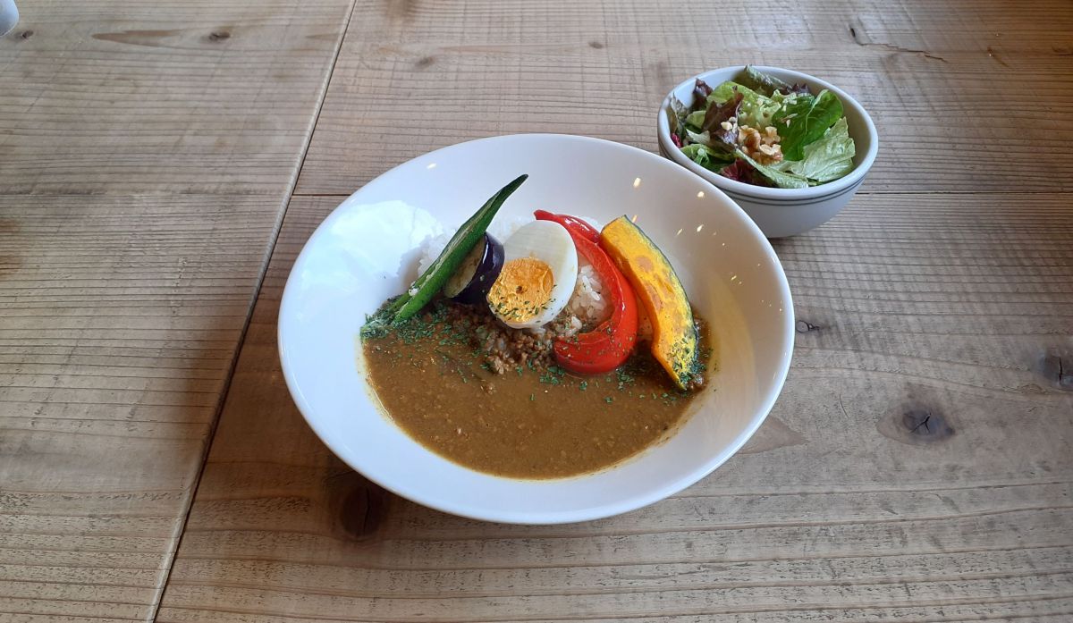 「ひき肉のカレー 季節の野菜を添えて（グリーンサラダ付き）」 950円