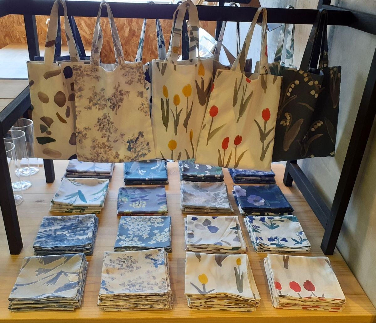 「ミニバッグ」　各3190円、「ハンカチ」 各2200円