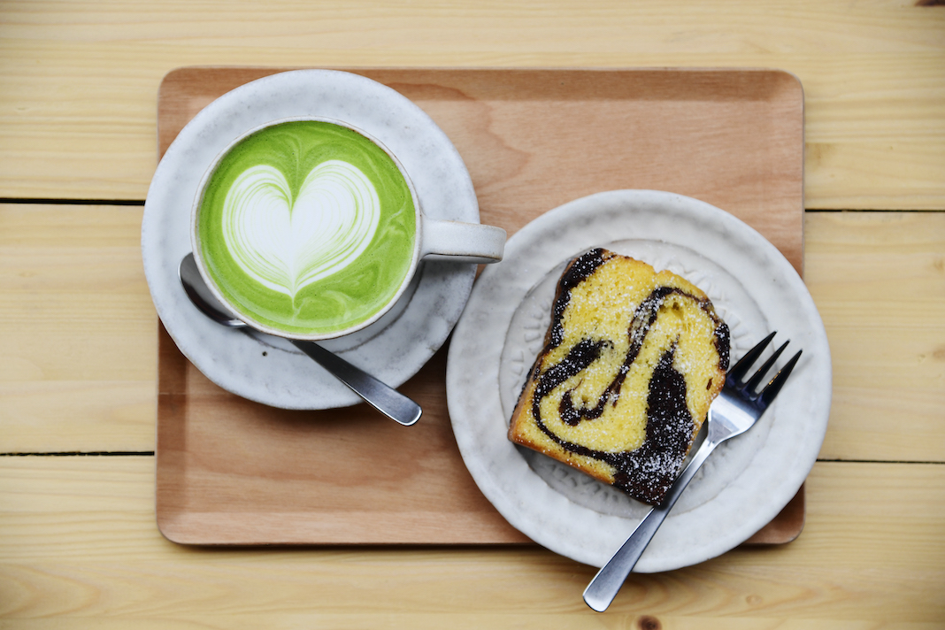 マーブルパウンドケーキ（プレーン＆カカオ）420円、美濃抹茶ラテ 580円