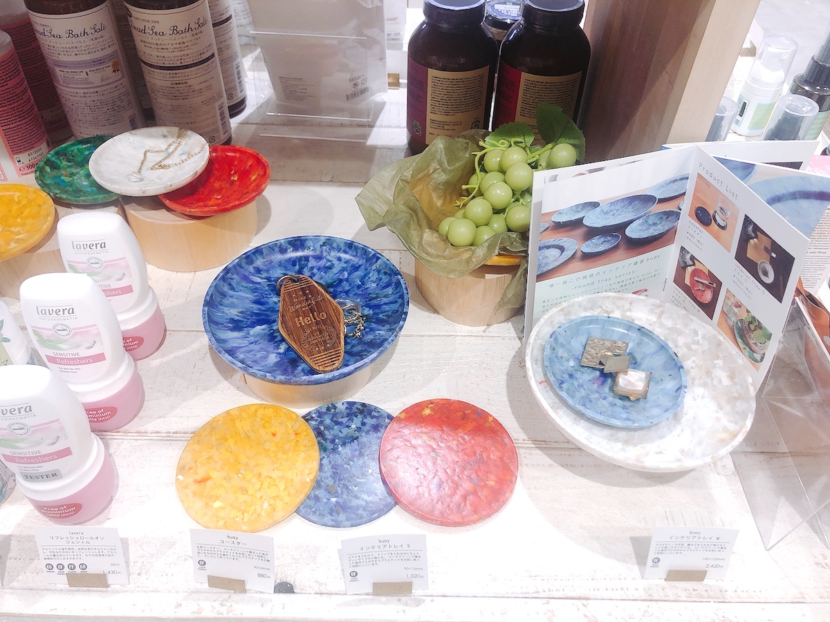 （手前/黄色・青・赤）「コースター」880円、（奥/青・右/水色）「インテリアトレイS」1320円、（右/白）「インテリアトレイM」2420円