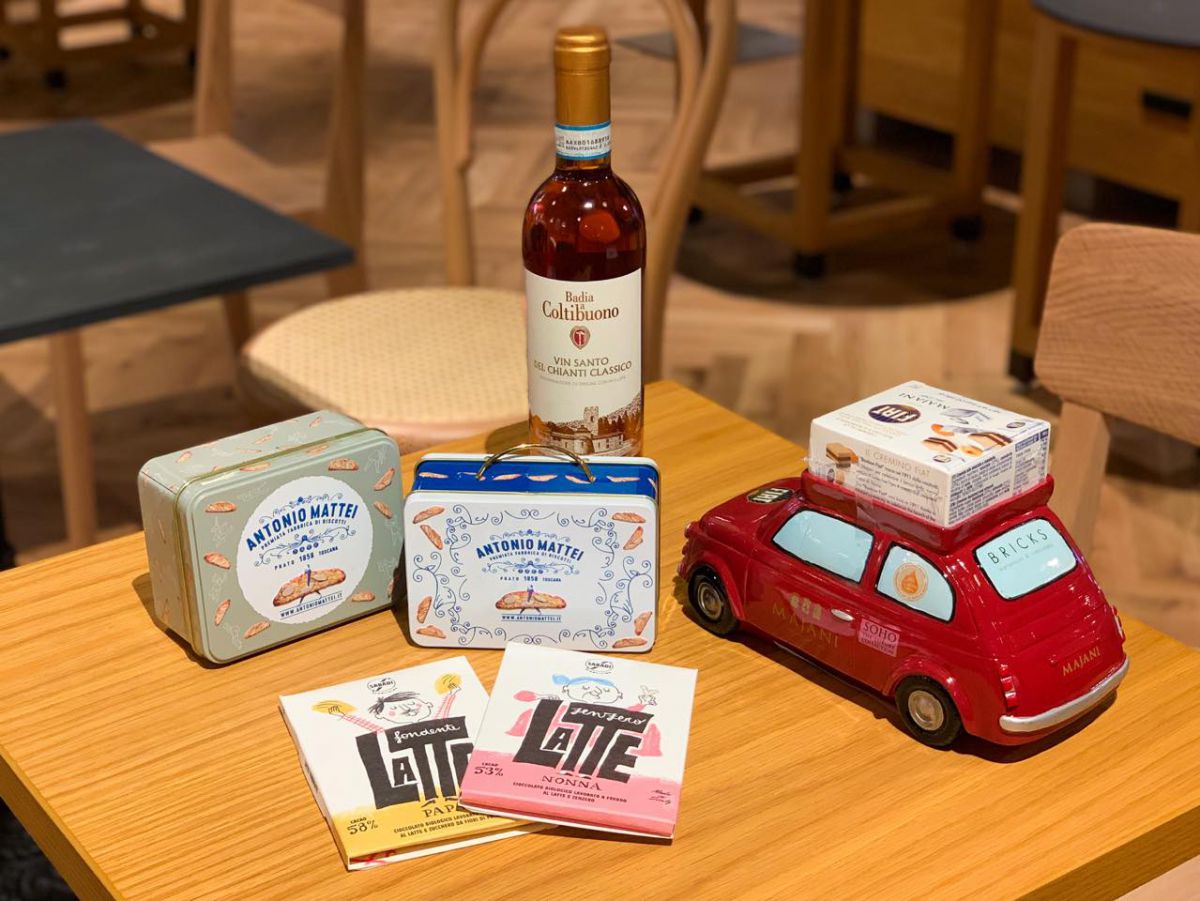 左上から、「カントゥッチーニ スクエア缶」1728円、「カントゥッチーニ トランク」1728円、「バディア・ア・コルティブオーノ ヴィンサント デル キャンティ クラッシコ」6820円、「サバディ アル・ラッテ・シリーズ(Papa・Nonna)」各692円、「チョコマッキネ」3564円