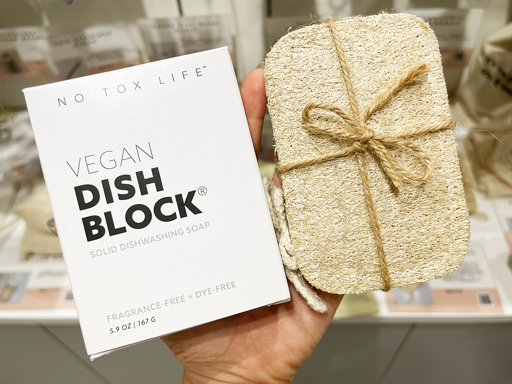 （左から）「ヴィーガン 固形食器洗い洗剤」2750円、「へちまスポンジ」550円