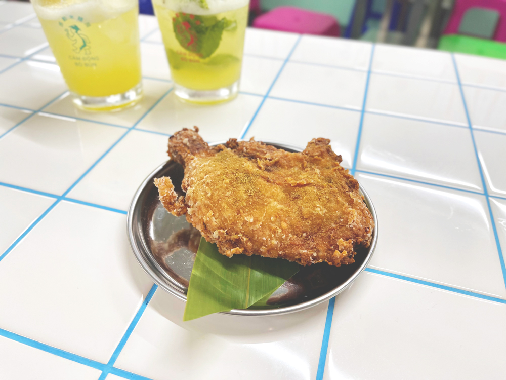 「骨付き鶏ももスパイス揚げ」550円