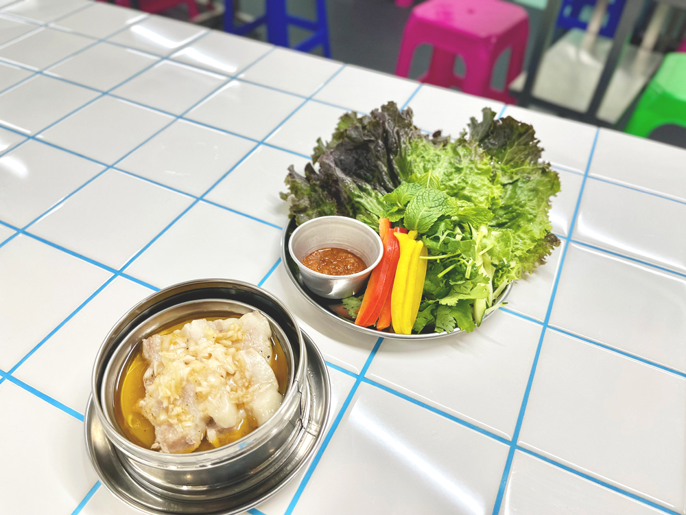 左から「厚切りトロ豚の香味蒸し」450円、「手巻き用野菜」290円