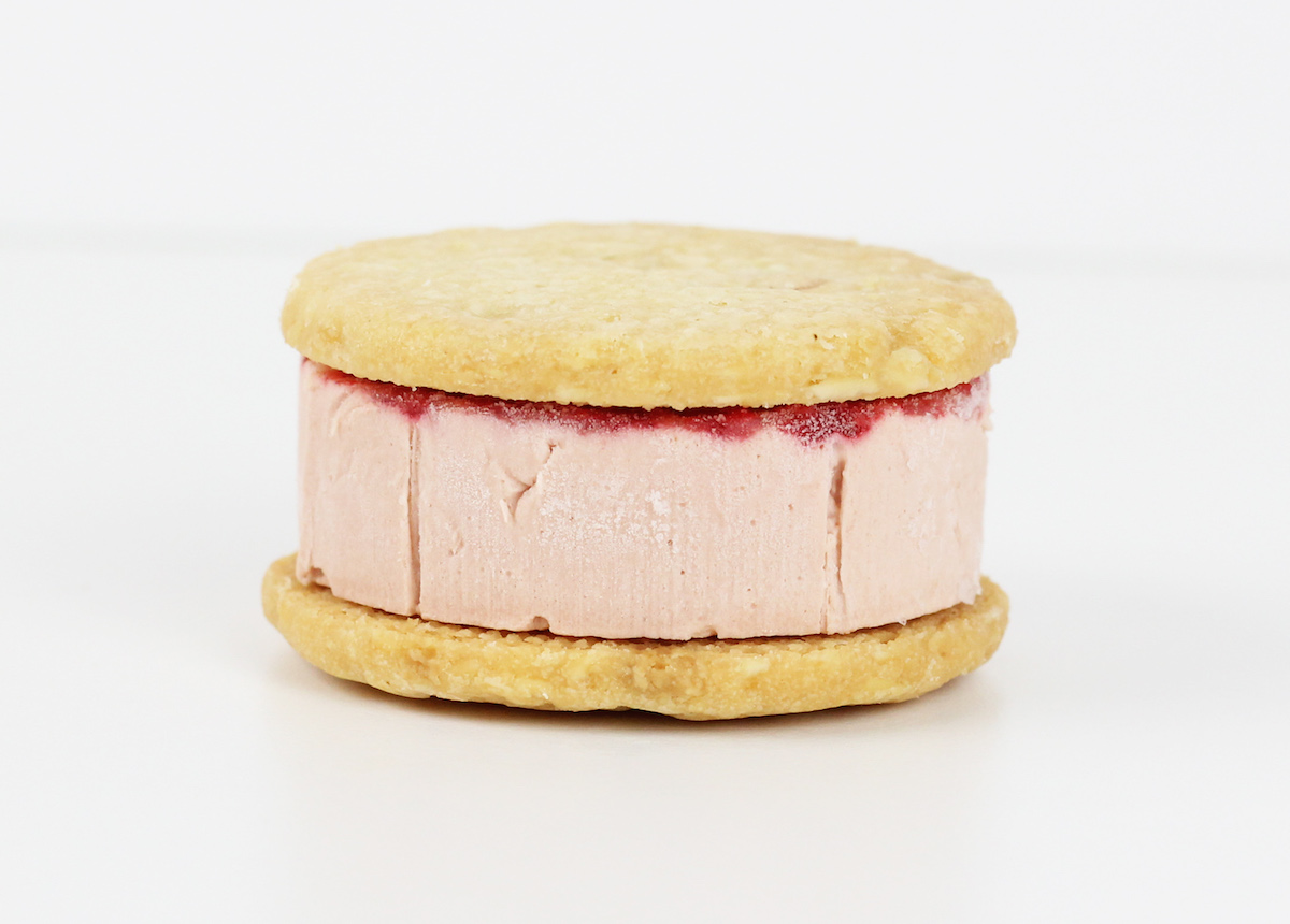 ホワイトチョコストロベリー　560円