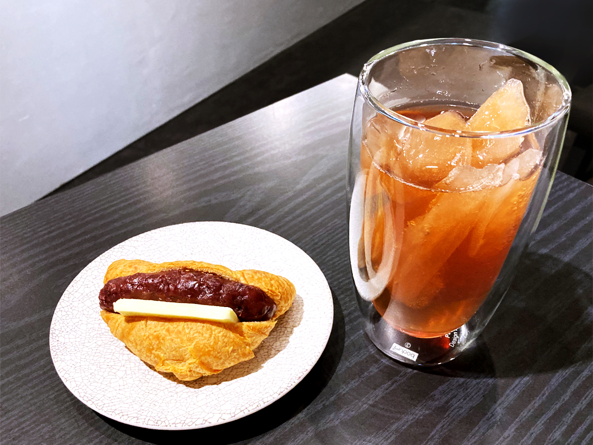 「バターあんクロワッサン」 320円、「あずき茶」 280円