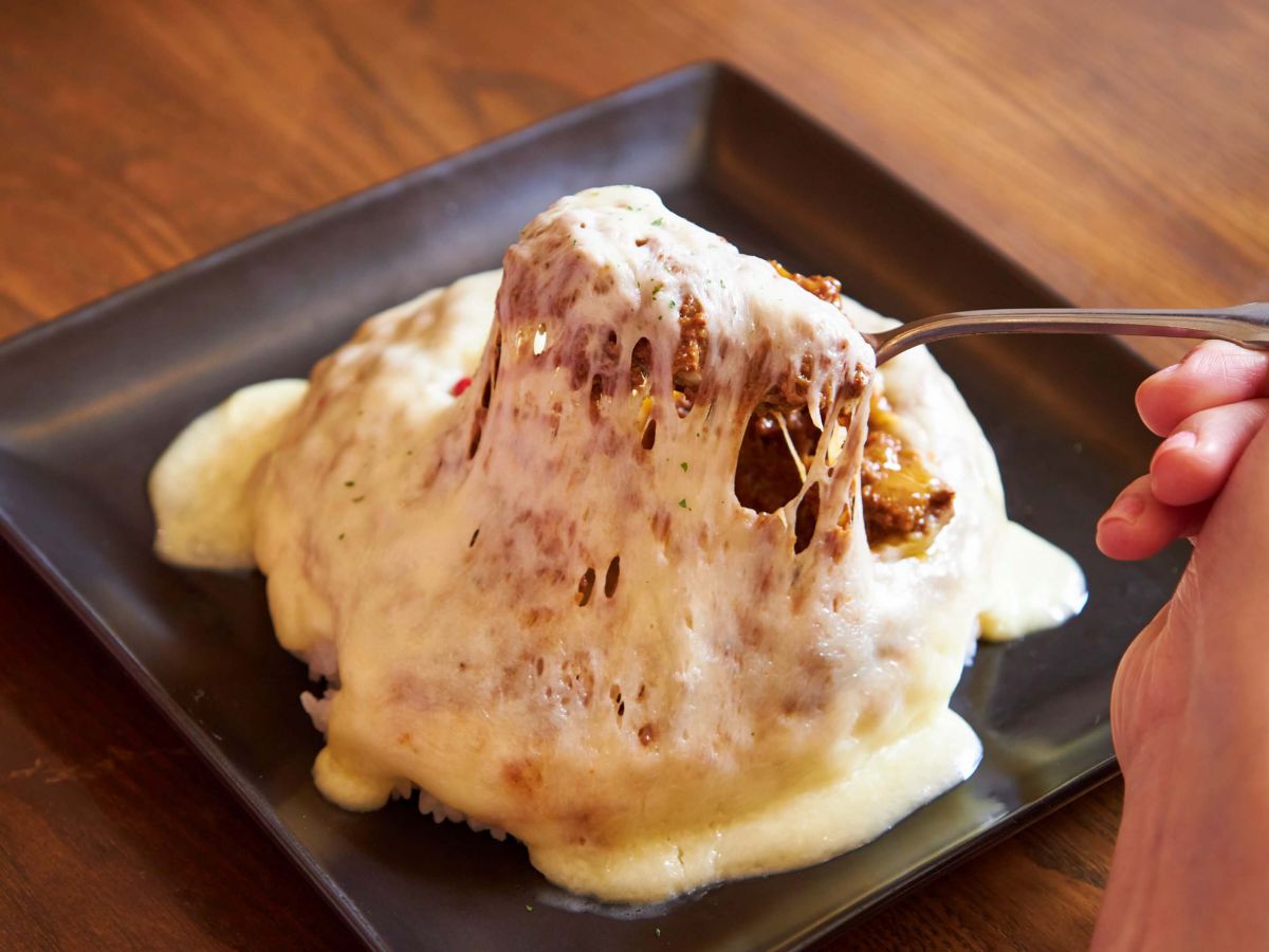 チーズの下に隠れている温玉を崩してから、混ぜて食べるのがおすすめ！