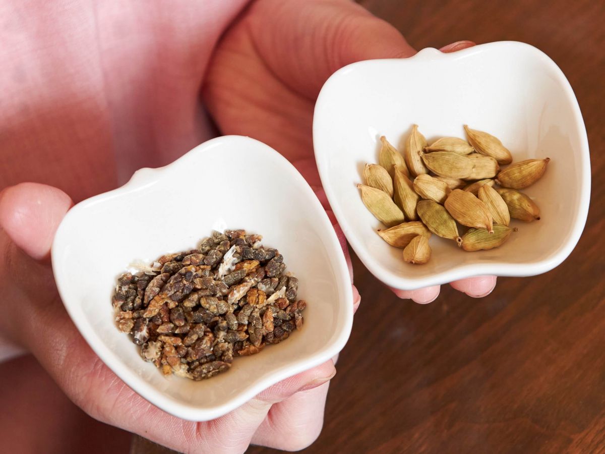 カルダモンの種（左）と殻付きのカルダモン（右）