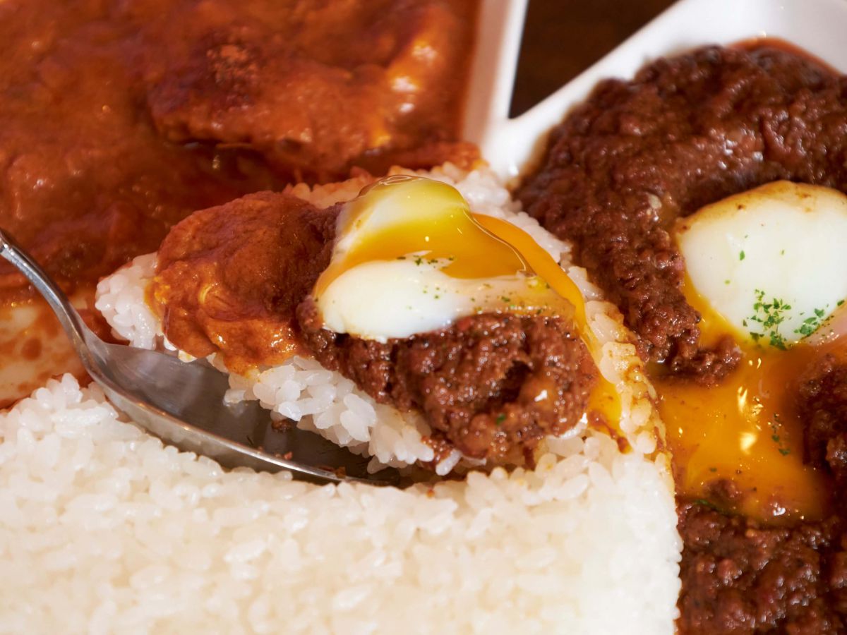 チキン・キーマ・温玉を一緒に食べるのもおすすめ！3種の絶妙なハーモニーが楽しめます