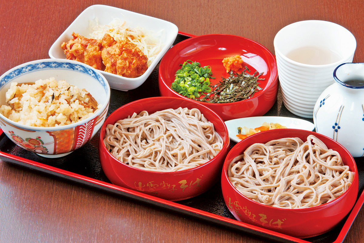 二段割子セット900円。割子そば二段と鶏の唐揚げ、炊き込みご飯のセット