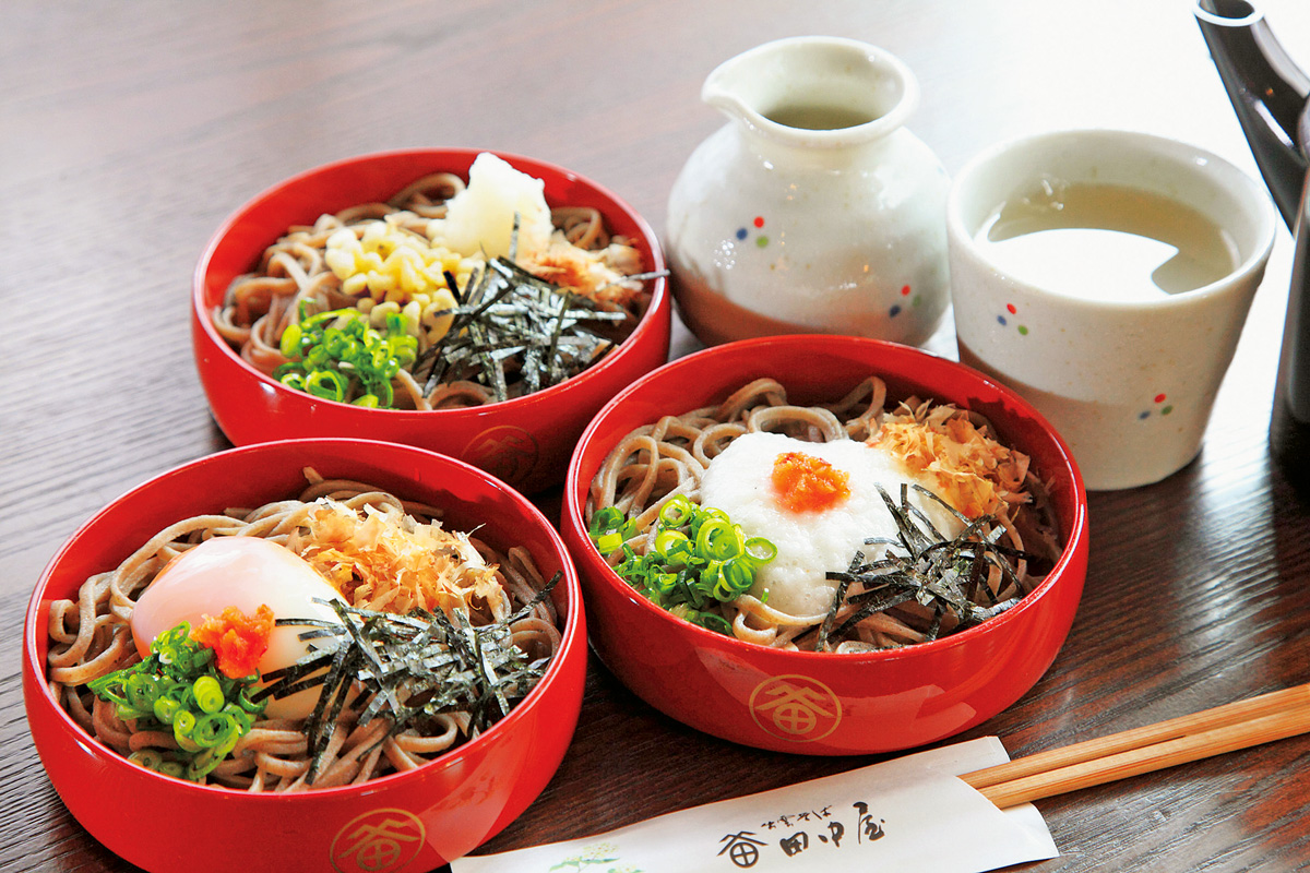 三色割子1231円。温泉玉子、とろろ、大根おろし＆天かすが各皿に