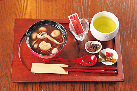 縁結びぜんざい702円。よく見るとハート形のそば団子が