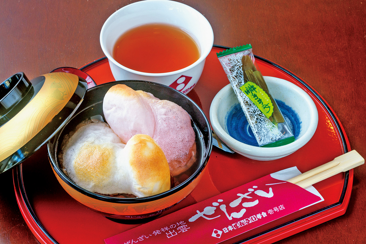 縁結びぜんざい770円。ぷっくりと焼き上げた仁多米の紅白餅入り