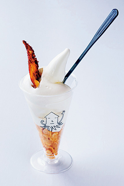 はまたろうソフト715円。ミルクソフトにおつまみのイカを刺した甘じょっぱい名物