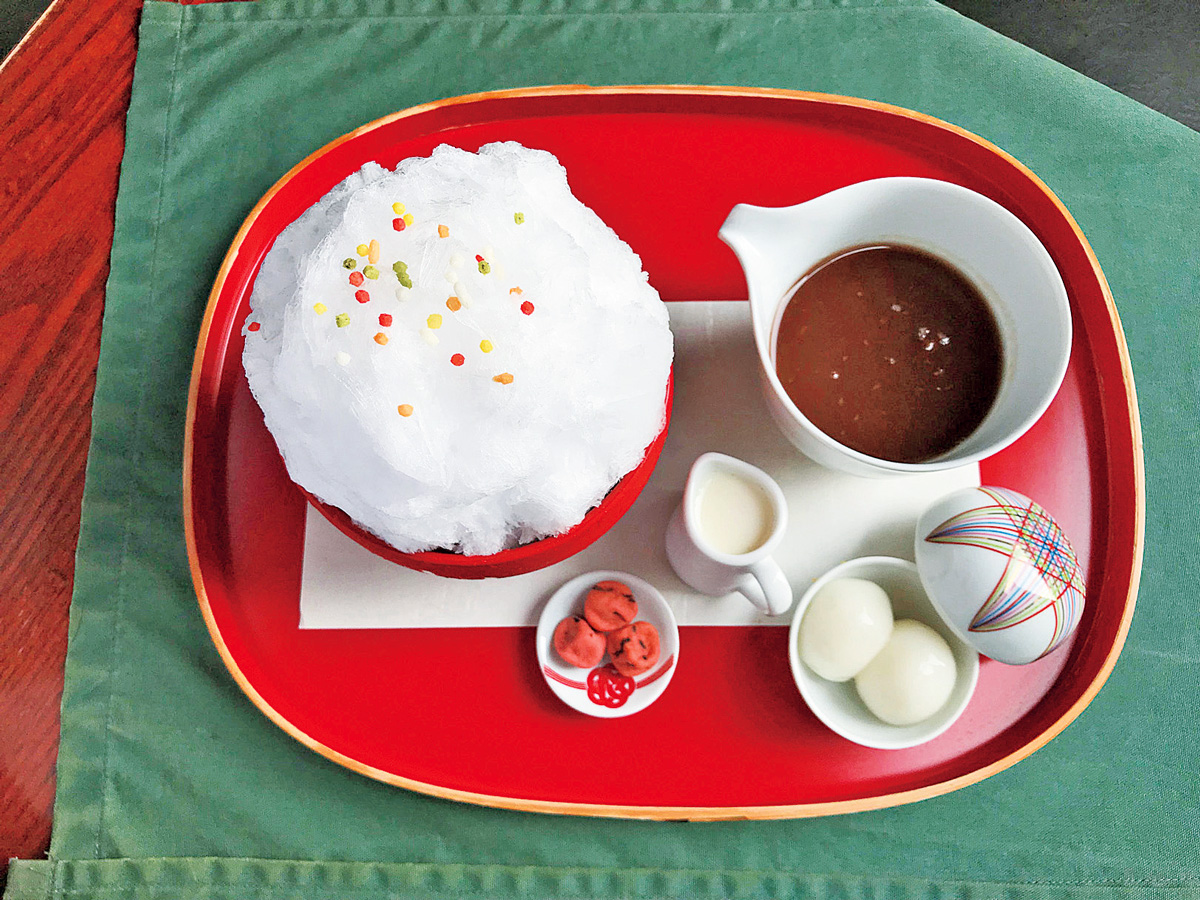 神在（ぜんざい）氷850円。ふわふわの氷に冷製ぜんざいをかける名物。年中食べられる