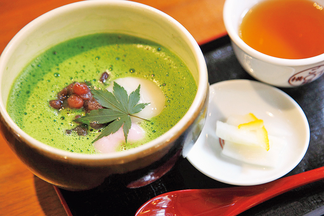 抹茶ぜんざい750円。出雲の老舗・茶三代一の高級抹茶を使用