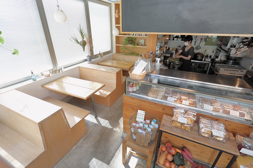 明るい店内で心も安らぐ