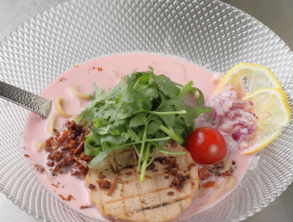 人気の冷静ベジピンクビーツソバ(1300円)