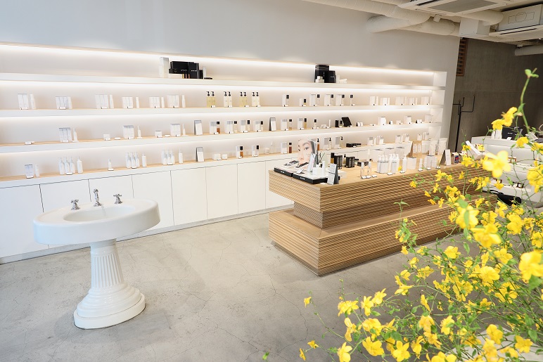 1階ではコスメの販売も