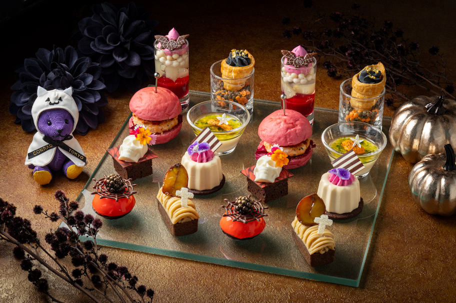 「コンラッド・ベア付き・スタンダードアフタヌーンティー」1名8300円、「窓際席確約コンラッド・ベア付き・スタンダードアフタヌーンティー」1名9800円