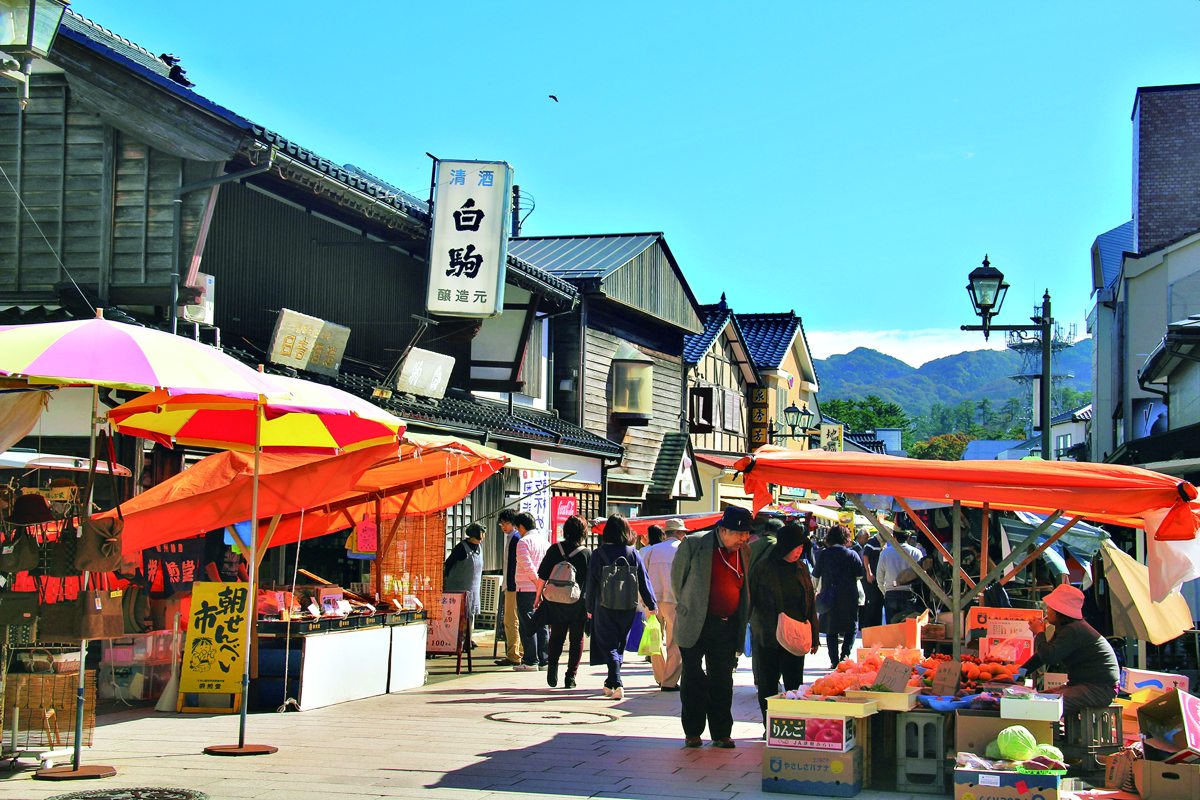 露店のおじちゃん、おばちゃんとの会話も楽しい朝市