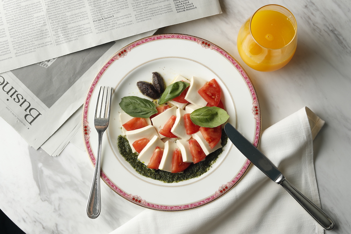 イートウェルメニューの一例。豆腐とトマトのサラダ ブラックオリーブペーストとバジルソース　ハーフサイズ1300円、フルサイズ1900円