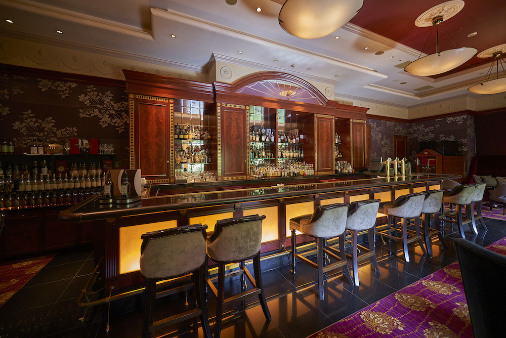 １階「ザ・バー」のカウンター席