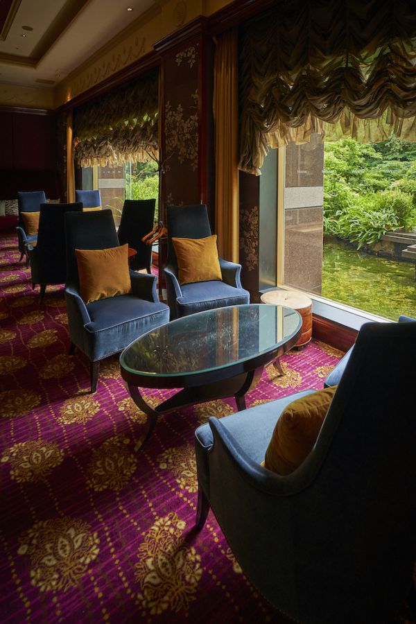 １階「ザ・バー」のテーブル席