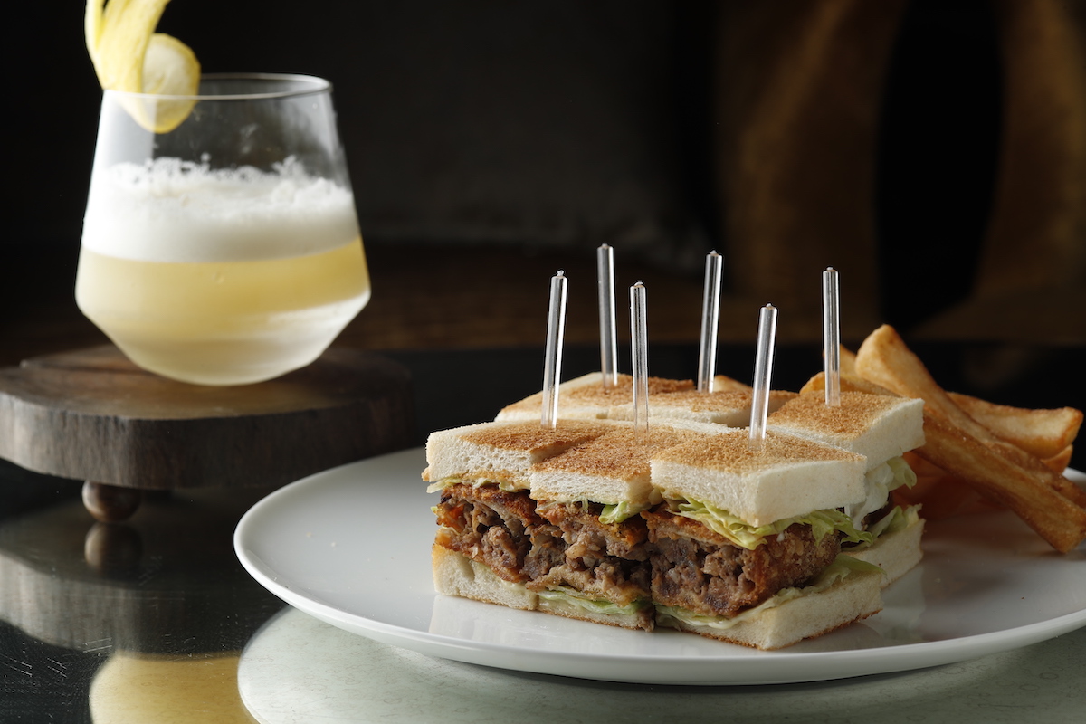 1階「ザ・バー」の「特製ビーフメンチカツサンドウィッチ」2500円