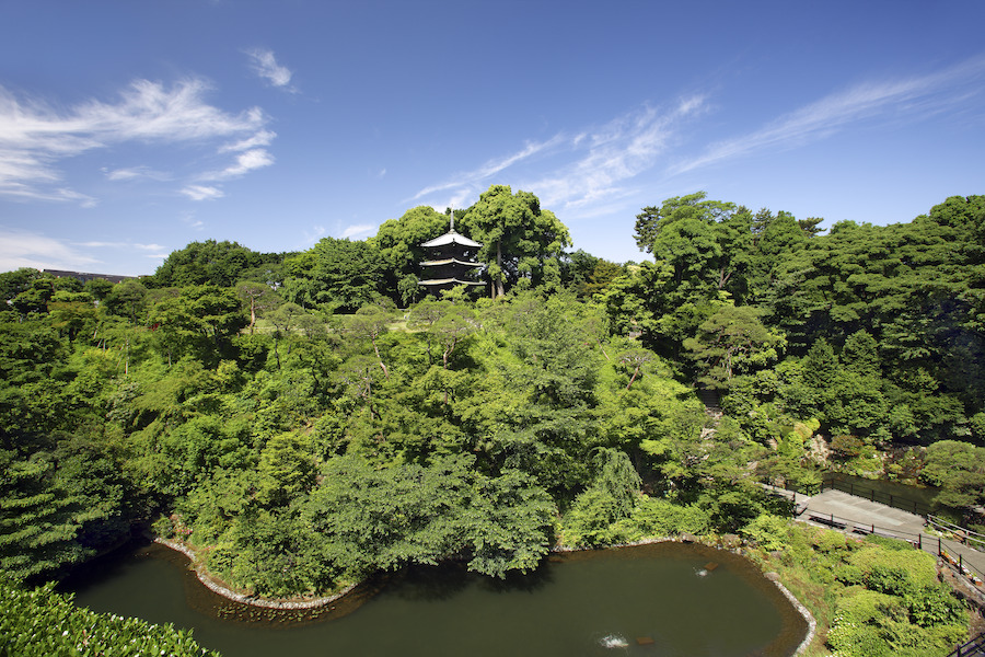 大正14（1925）年、広島県賀茂郡の篁山竹林寺から移築された三重塔「圓通閣」。瓢箪型の幽翠池は山縣有朋の庭園造営当初からある