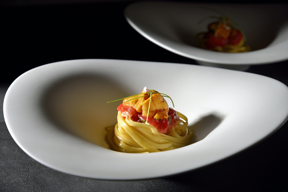「高糖度トマトと雲丹のタリオリーニ」3300円（サービス料別）