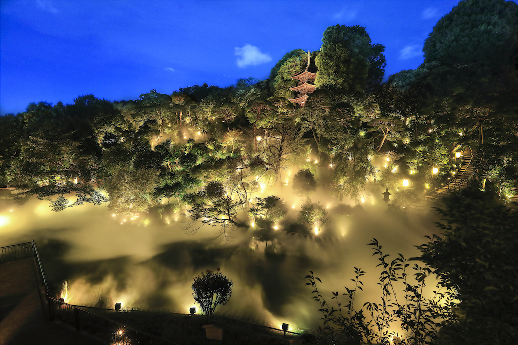 早朝と深夜には庭園の約3/4を覆う10分間の「大雲海」に