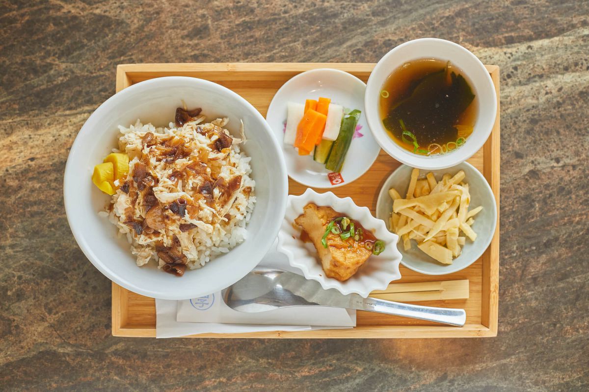 鶏肉飯550円（大盛り+150円）おかず3品セット +250円