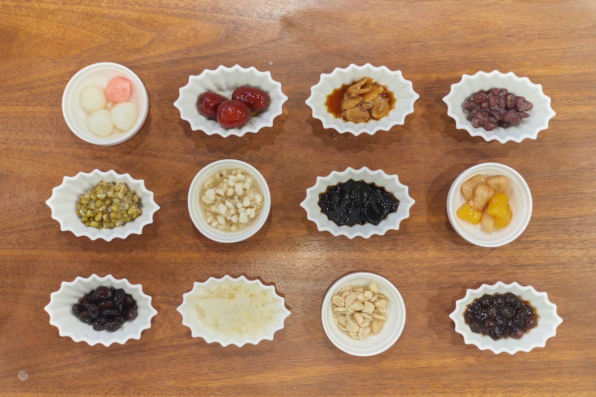 ベースの豆花460円、1トッピング88円、黒胡麻団子120円