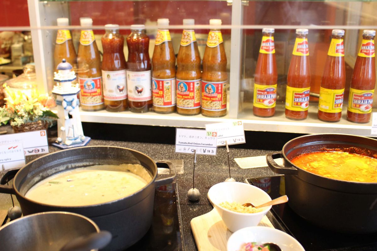 後ろにディスプレイされている調味料の瓶たちがかわいい&hellip;！