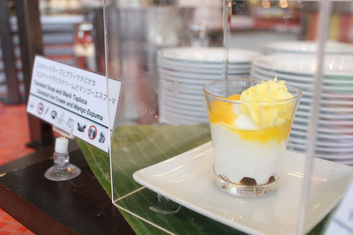 「ココナッツスープとブラックタピオカ ココナッツアイスクリームとマンゴーエスプーマ」