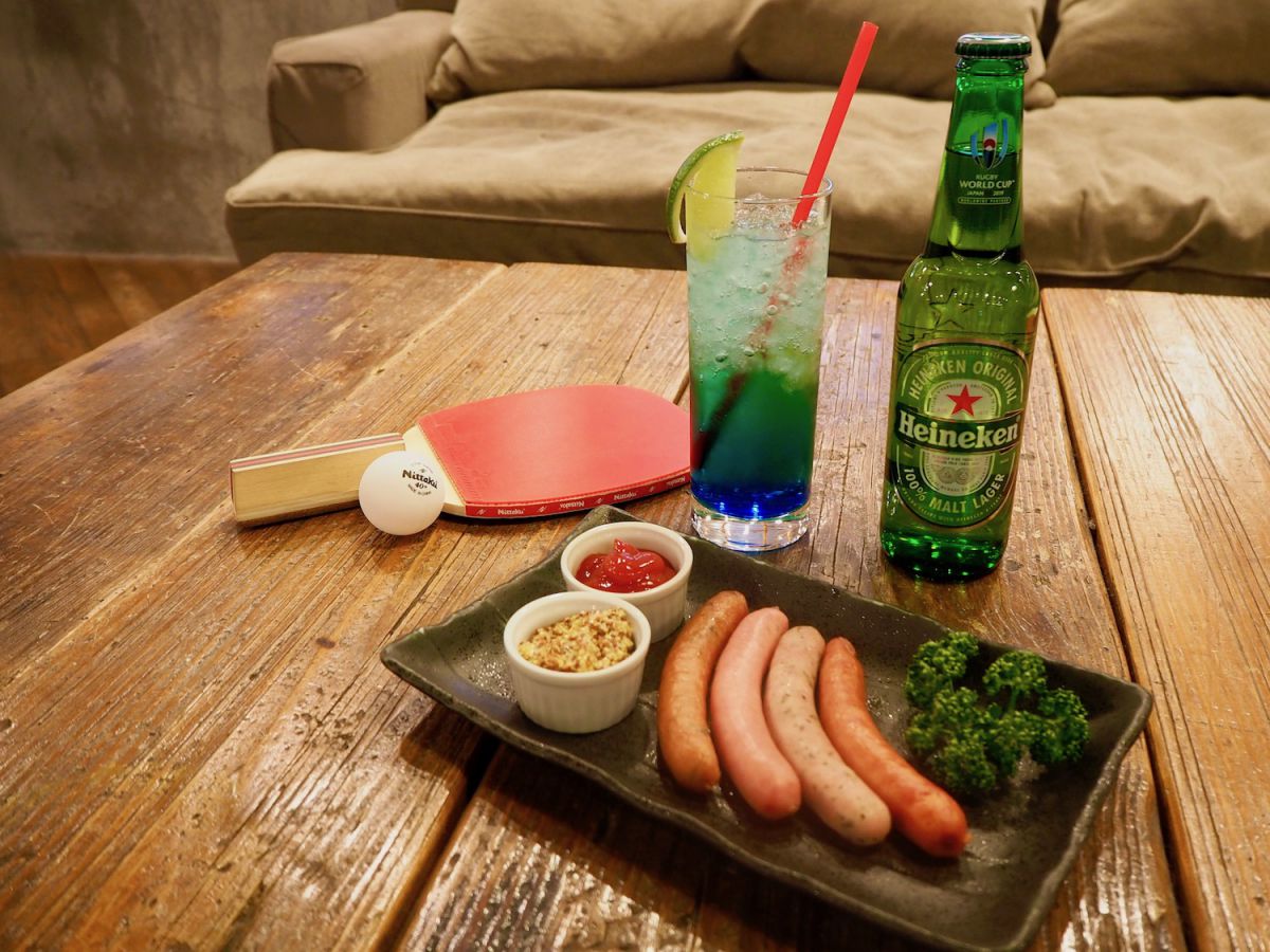 「4種のソーセージ」550円、オリジナルカクテル「レジュブルー カクテル」500円、「ハイネケン」600円