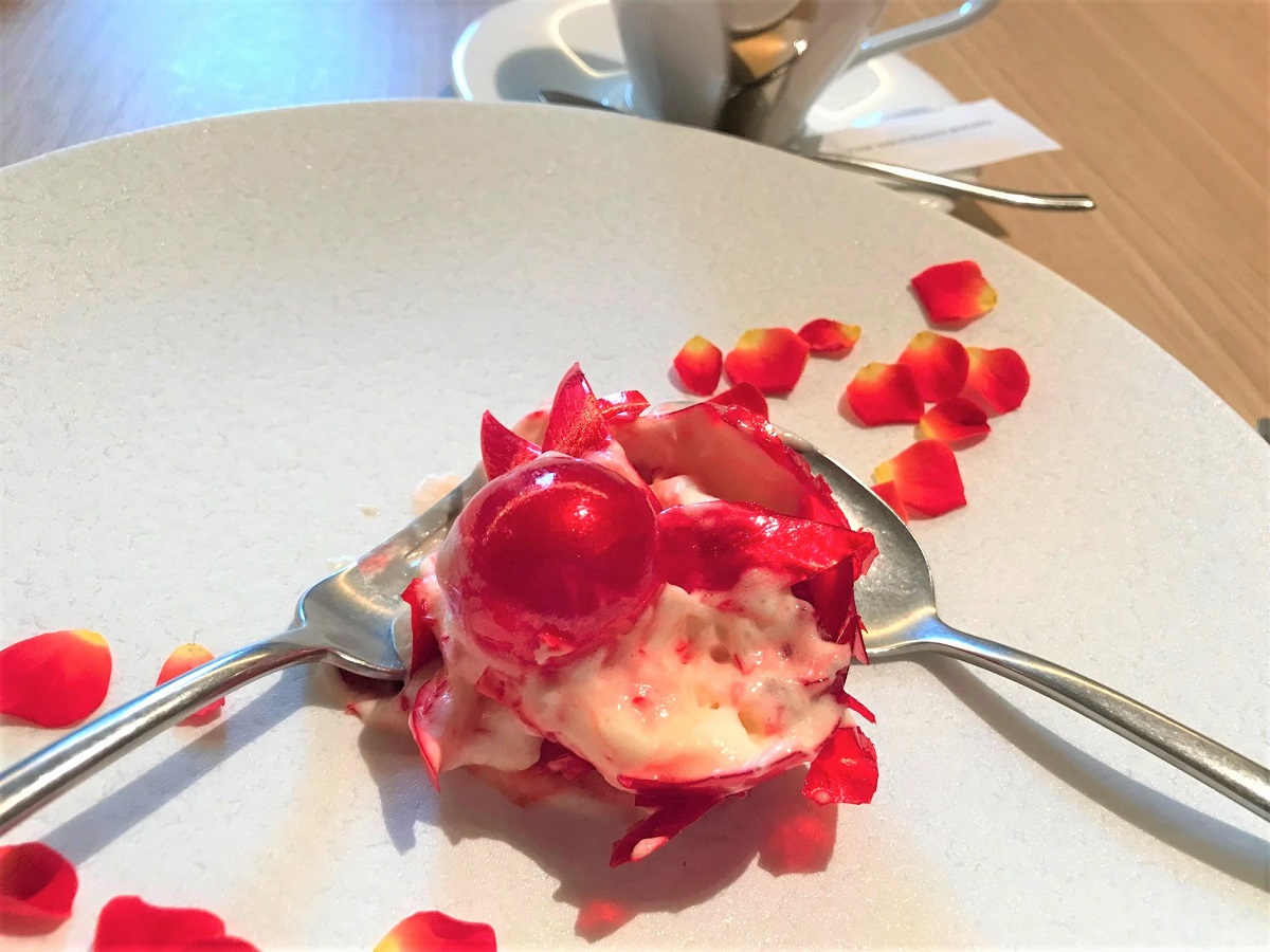 ふんわりと立ち上がる薔薇の香りに癒やされます