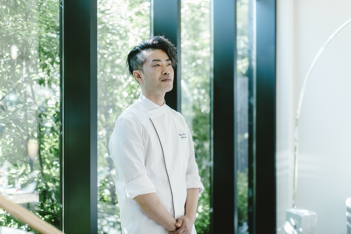 国内初となる「ニナ エクストラ ルージュ」とのコラボレーションを完成させた渡邊真吾シェフ