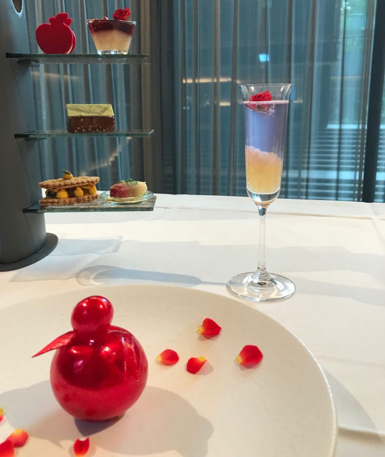 ウェルカムドリンク（奥）は、梨ジャムとバタフライピーティー