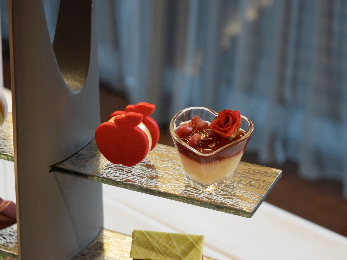 左：ポム・サブレ（ニナ ルージュ）右：ザクロとラフランスのジュレ（ニナ ルージュ）