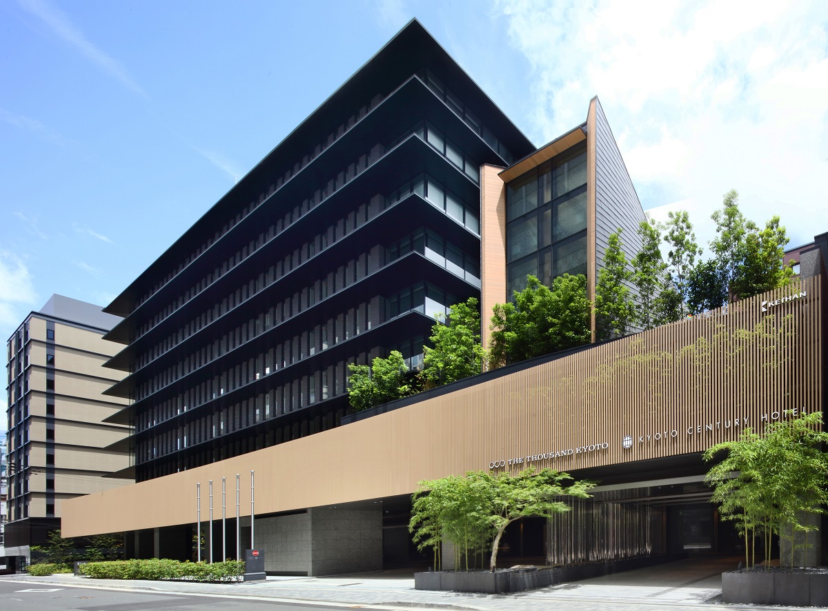 JR京都駅からすぐ、シックな外観が目印です