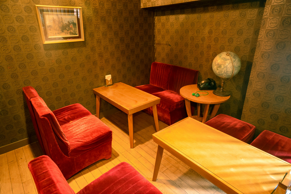 ベルベットの椅子が目を引くテーブル席