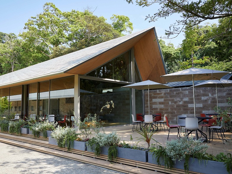 カフェの入口は建物の中央にあります！